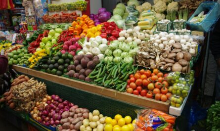 un grand étalage de fruits et légumes sur un marché