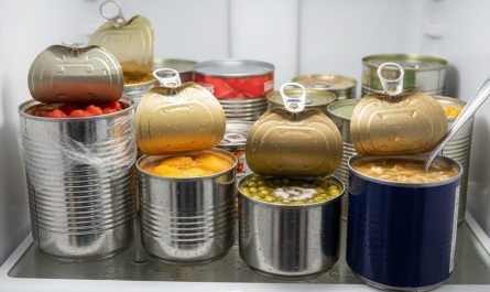 découvrez s'il est conseillé ou non de conserver des boîtes de conserve ouvertes au réfrigérateur, les risques pour la santé et les meilleures alternatives pour préserver vos aliments.