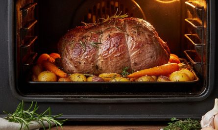 découvrez comment réaliser un rôti de veau au four tendre et savoureux grâce à l’astuce secrète des cuisiniers. une recette facile pour régaler toute la famille !