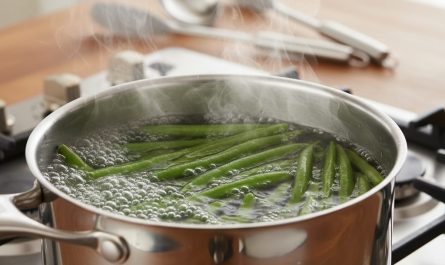 découvrez le temps de cuisson idéal des haricots verts à l'eau pour des légumes tendres et savoureux. astuces, étapes simples et conseils pour réussir leur préparation à la perfection.