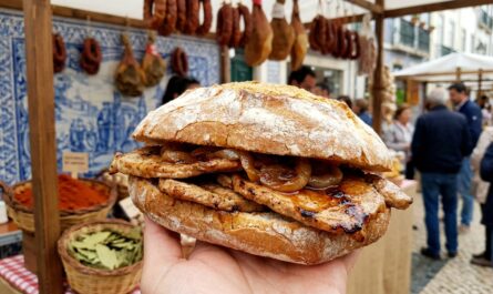 découvrez la recette du bifana, le sandwich street-food emblématique du portugal, avec une viande de porc marinée et épicée, parfaite pour un repas rapide et savoureux.
